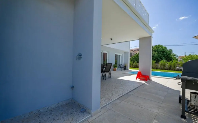 Matohanci Dazzling Villa With Pool