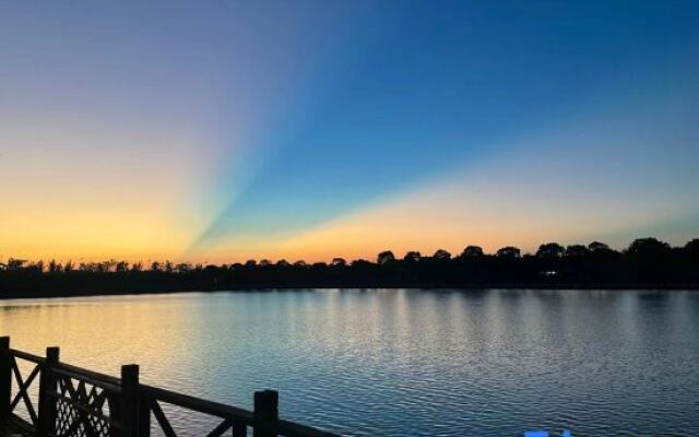Mingzhu Lake Swan Garden Resort