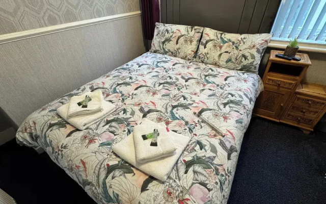 Runway Guest House - Adult Only