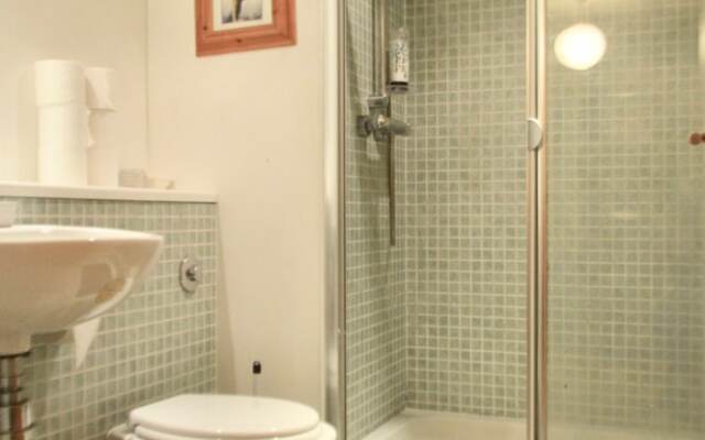 3 Bedroom Flat In Leith