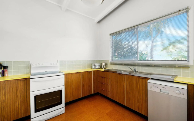 SUMMERDAZE Hyams Beach 4pm check out Sundays except Peak season