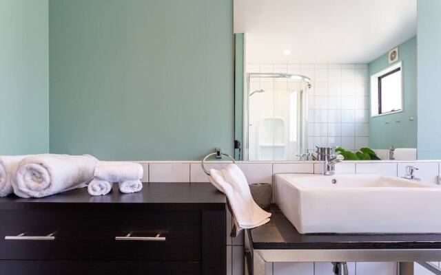 Spacious Central City Apartment with Parking