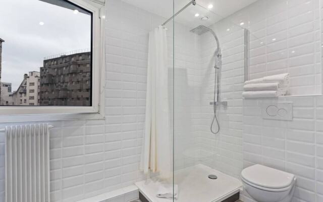 Stunning One Bedroom Apartment Sleeps 5, in Paris