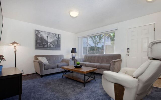 Convenient 2 bedroom, walk to Bart, 10 min to Berkeley