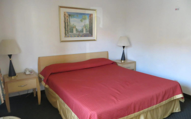Riverside Inn & Suites - фото 4