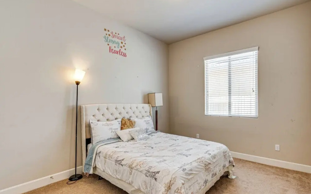 Beautiful Bakersfield Home ~ 8 Mi to Downtown!
