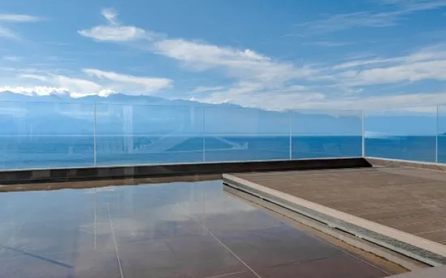 Anshu · 180° Panoramic Cangshan and Erhai View Designer Smart Luxury Retreat – Pool – Dali