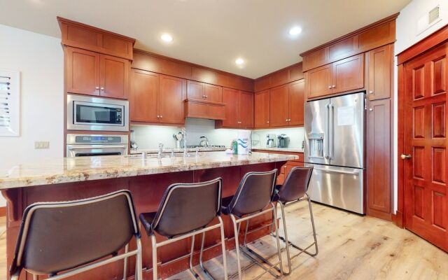 Timbers 15 Private Hot Tub, 2 Car Garage, Washer Dryer, Large Townhouse by RedAwning