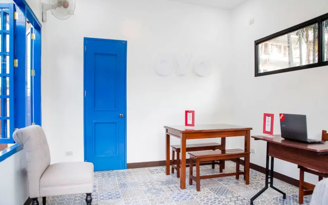 Las Palmeras Apartelle by OYO Rooms