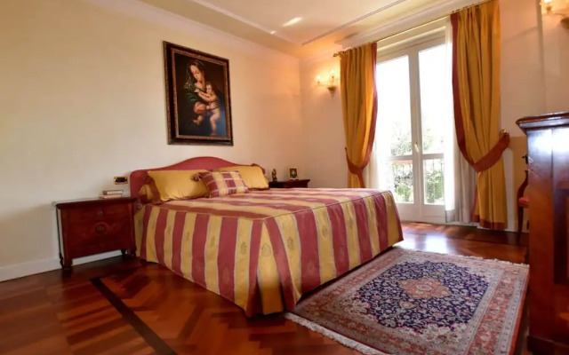Luxurious Villa in Lombardy with Garden & Hot Tub