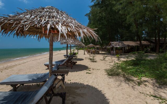 Pranee Beach Bungalows