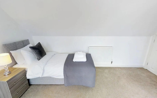 Stayzo Cole Green Lane - Free Parking