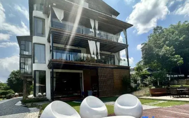 Four Seasons Courtyard