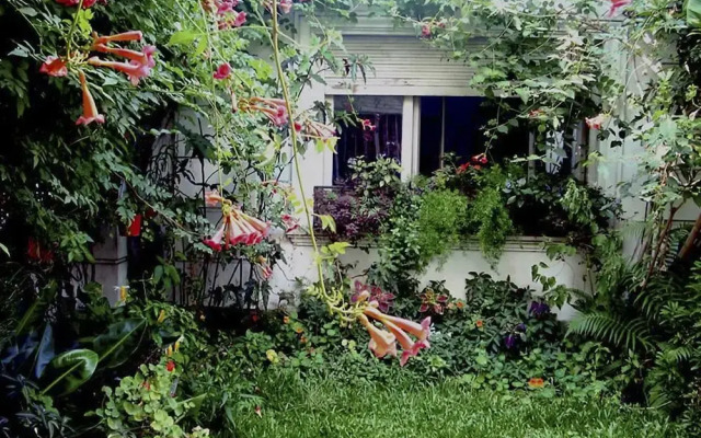 Beautiful Home & Garden