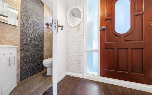 Canton Street - Deluxe Guest Room 3