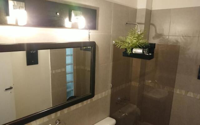 Excelente departamento con balcón a la calle sobre avenida