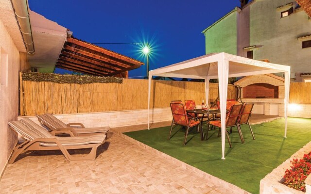 Amazing Home in Sukosan with Hot Tub, WiFi & 2 Bedrooms