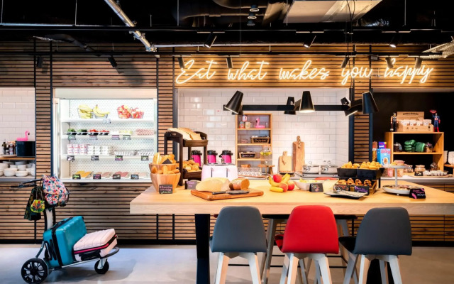 Moxy the Hague