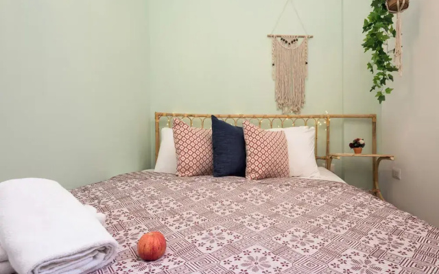 Boho-Chic Cozy 2BR - Apt & Balcony in Mar Mikhael