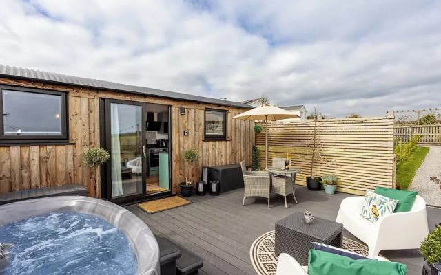 Willows Rest - 1 Bed Shepherd's Hut - Pentlepoir