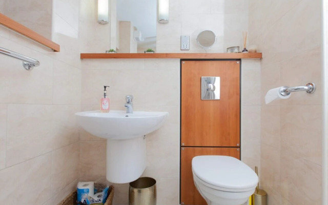 2 Bedroom Flat In Holyrood Area