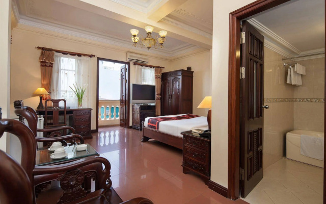 Lucky 3 Hotel & Travel