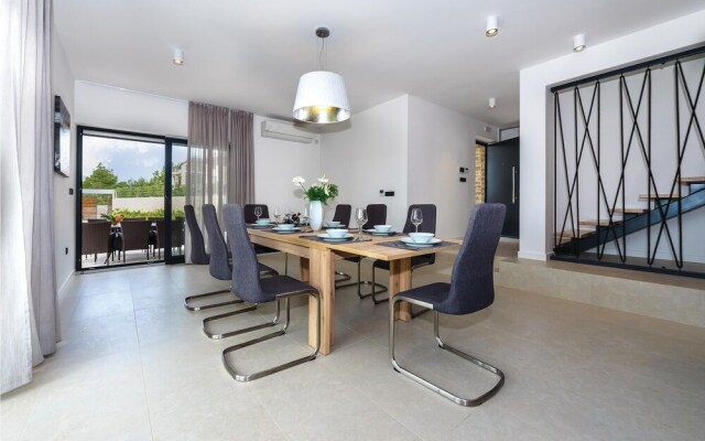 Beautiful Home in Tribunj With Wifi and 4 Bedrooms