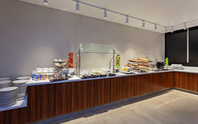 Holiday Inn Los Angeles - LAX Airport by IHG
