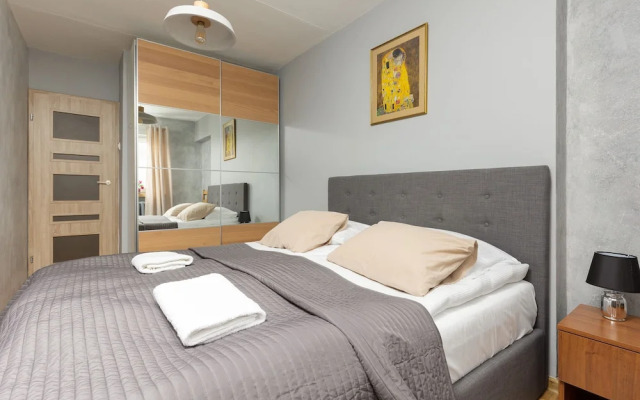 Czerniakowska Apartment by Renters