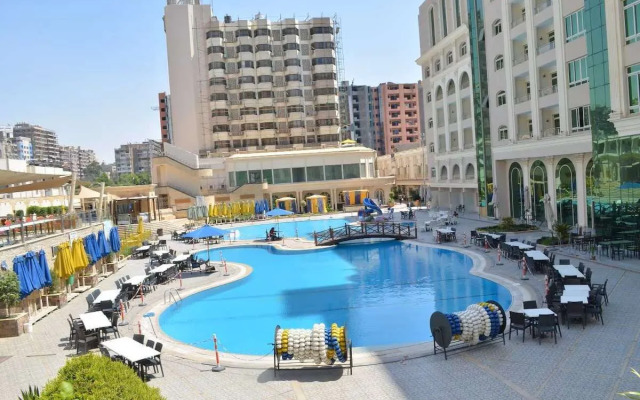 Chain Luxe Paradise Hotel