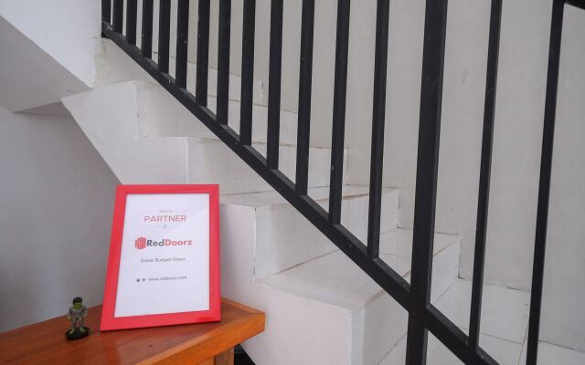 RedDoorz near De La Salle Manado