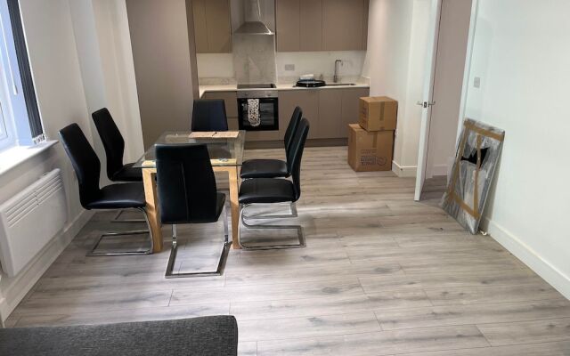 Modern 3 Bedrooms Apt. 01 - Camberley