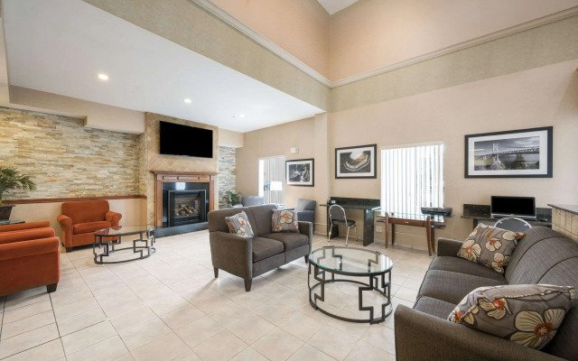 Quality Inn & Suites Fishkill South near I-84