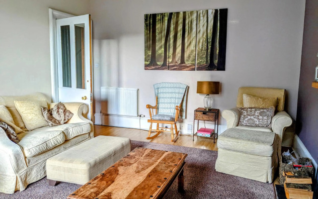 Craigowen - 4 Bed Maisonette on Historic High Street