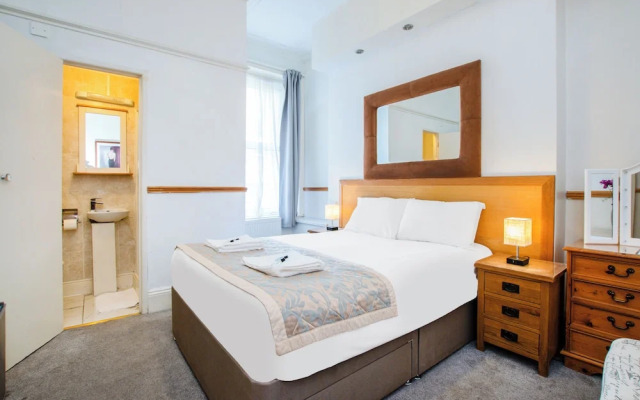 OYO The Lodge Bournemouth