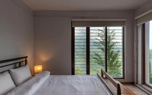 The Perch - 2bhk w panoramic hill view by Roamhome