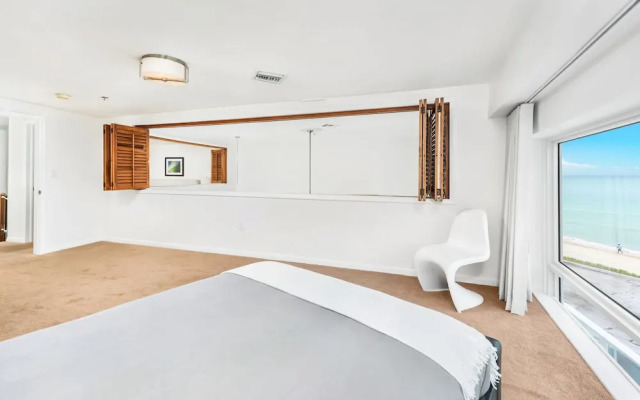 Private Residence at Castle Beach by LRMB