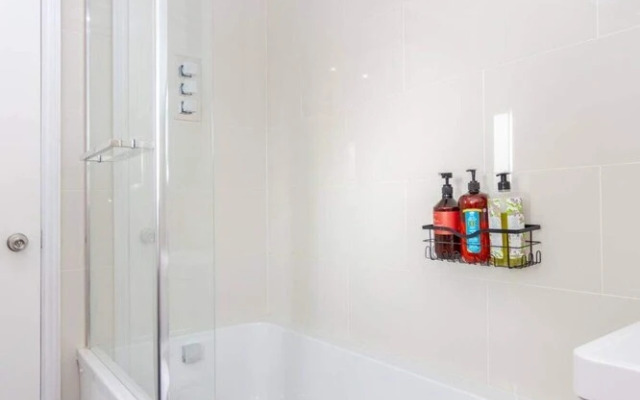 Bright 2 Bedroom House in Stratford With Garden