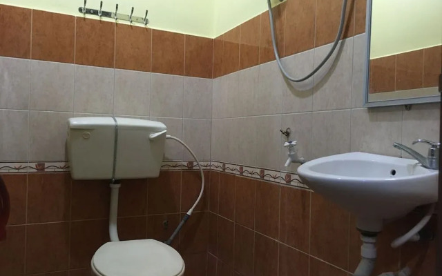 SPOT ON 89857 Azra Inn Rumah Tumpangan