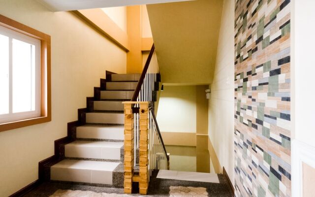 OYO 240 Country Artist Hotel