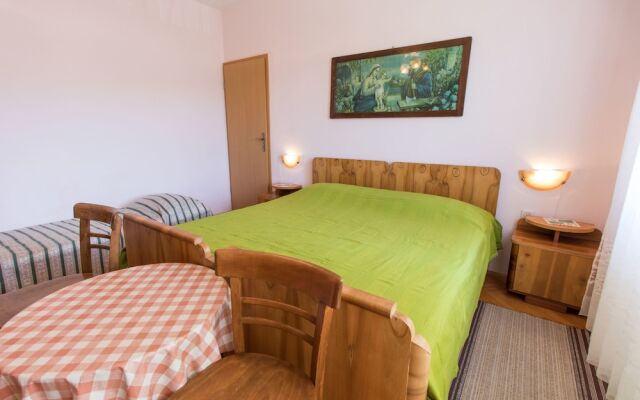 Apartment and Rooms Anton