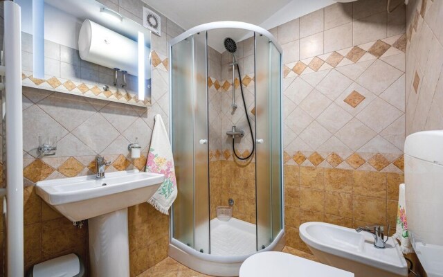 Nice Home in Nova Vas With 4 Bedrooms, Wifi and Outdoor Swimming Pool