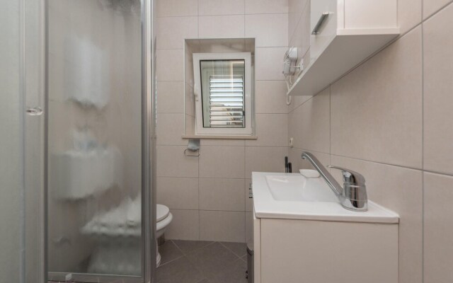 Amazing Apartment in Makarska With Wifi and 2 Bedrooms