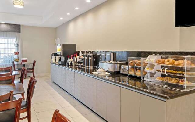 La Quinta Inn & Suites by Wyndham Mercedes Outlet Mall