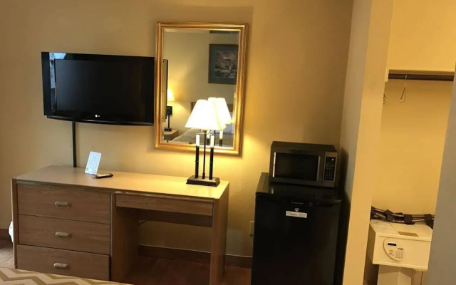 Travelodge by Wyndham Tacoma Near McChord AFB