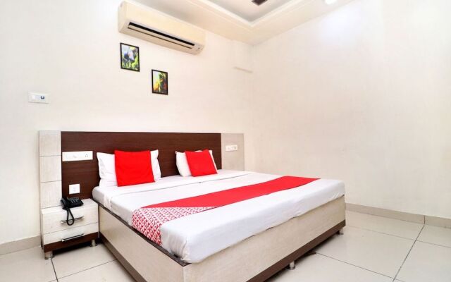 Oyo 37860 Hotel Batra