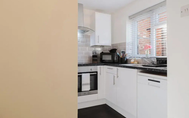 Corner House - Bright 2BD in Cheltenham
