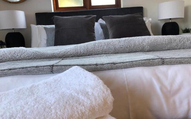 Studio@40: Stylish & modern 1 bedroom apartment.
