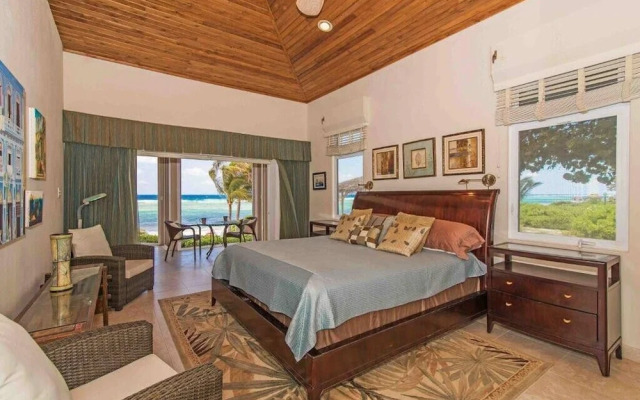 Peaceful Ocean Front Beach House in Bodden Town