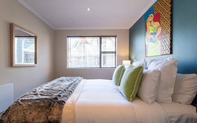 Spacious Central City Apartment with Parking